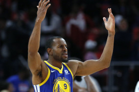 Andre Iguodala announced he's re-signing with Warriors