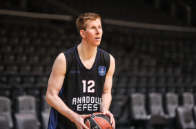 Monaco acquire Australian forward Brock Motum