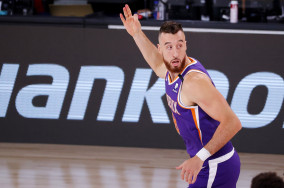 Frank Kaminsky agreed to sign with Hawks