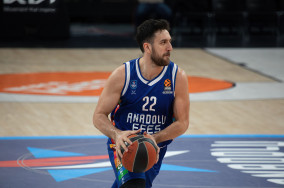 Vasilije Micic pours in 26 points, Efes erase 19-point deficit and defeat Durussafaka in Istanbul derby