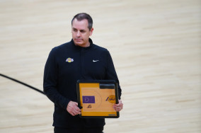 Lakers extend head coach Frank Vogel