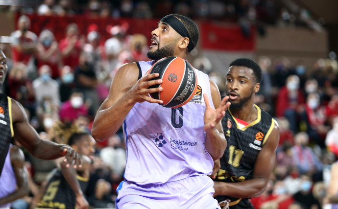 Brandon Davies' career-high helps Barcelona win an overtime nail-bitter against Monaco