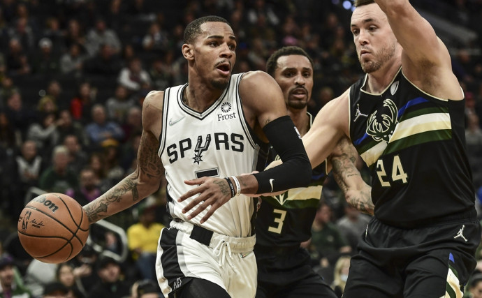 Dejounte Murray’s huge 4th carries Spurs past Bucks