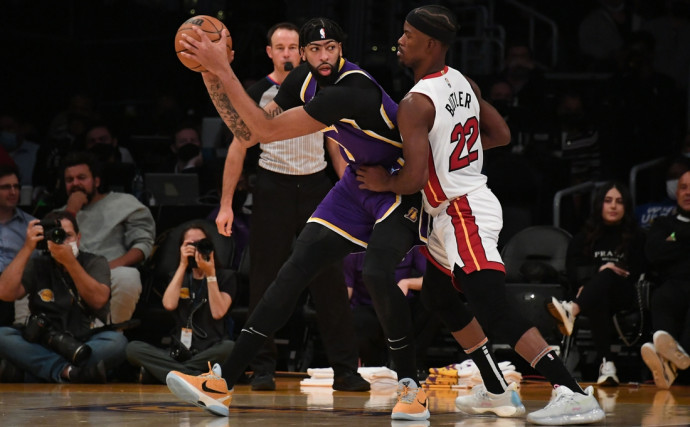 Heat's Jimmy Butler (ankle) leaves game vs. Lakers