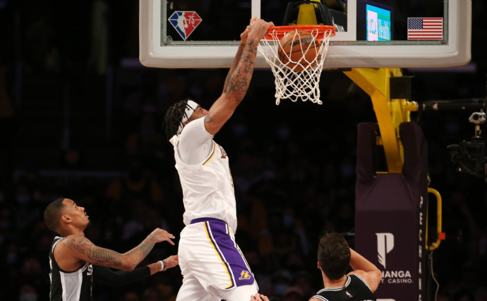 Dazzling Anthony Davis pushes Lakers through a late Spurs run for a bounce-back win