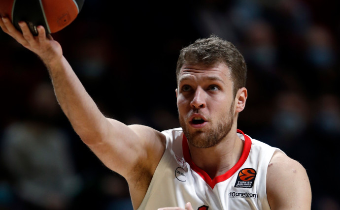 Vezenkov's masterclass leads Olympiacos past UNICS in a breathtaking OT thriller