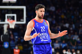 Stellar Micic and spectacular fourth quarter fuel Anadolu Efes past Fenerbahce