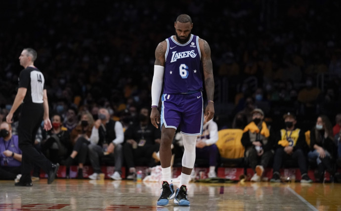 Spurs humiliate struggling Lakers despite LeBron 36 points' performance