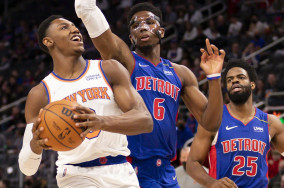 Big fourth quarter lifts Knicks over depleted Pistons