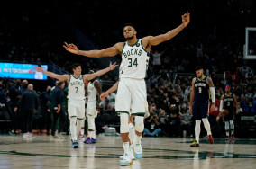 Huge Giannis triple-double fuels Bucks to 6th straight win