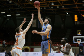 Huge Mike Tobey helps short-handed Valencia escape Promitheas 