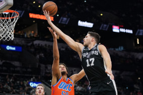 Dejounte Murray’s triple-double leads Spurs to rout of Thunder