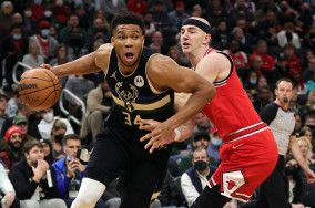 Backed by Giannis 30 points and 12 rebounds, Bucks roll past Bulls