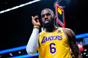 LeBron James extends his contract with Los Angeles Lakers