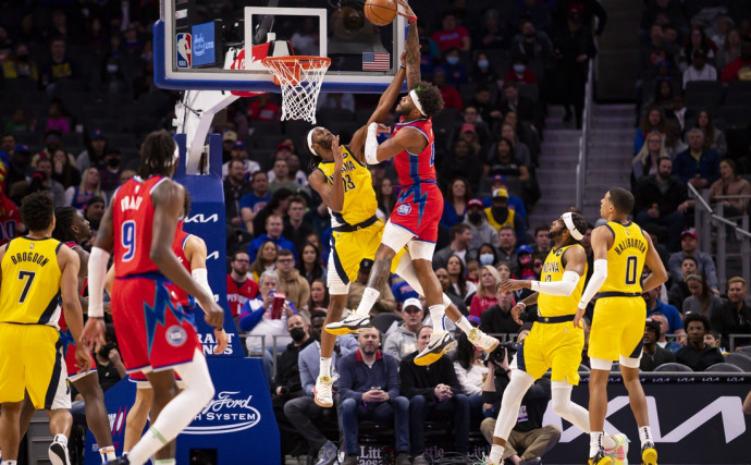 Late comeback carries Pistons past Pacers