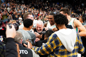 Gregg Popovich becomes all-time winningest head coach as Spurs top Jazz