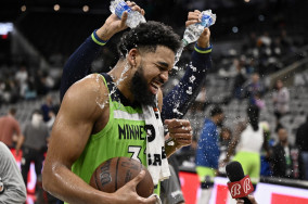 Karl-Anthony Towns puts up Wolves-record 60 points in win over Spurs