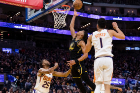 Surging Suns edge Warriors, tie team record for wins