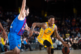 Maccabi hold a dunk fest at Palau and pile pressure on Efes