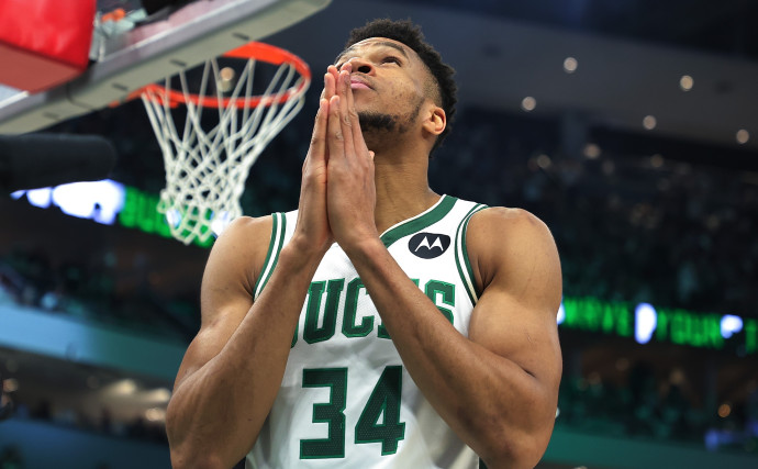 Giannis Antetokounmpo won't question refs' calls: 'I've got to pay for diapers'