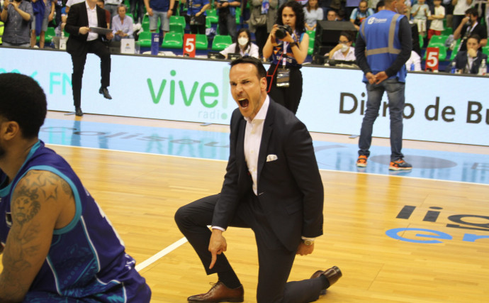 Burgos president forces players to kneel as a sign of apology for team's relegation