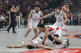 Micic's buzzer-beater sends Efes to the EuroLeague final