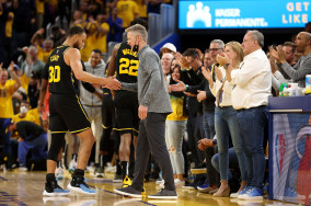 Stephen Curry finishes the game without a 3-pointer for the first time in his playoffs career