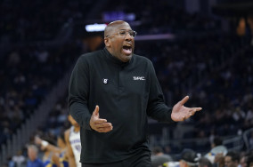 Mike Brown reacts to controversial call after loss vs. Warriors