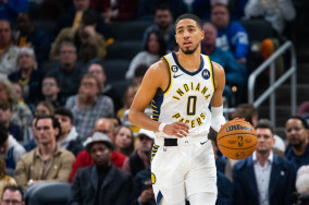 Tyrese Haliburton leaves MSG on crutches following knee injury