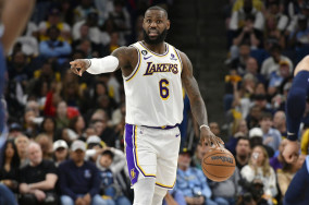 LeBron James urges Lakers teammates to avoid social media and TV during NBA playoffs