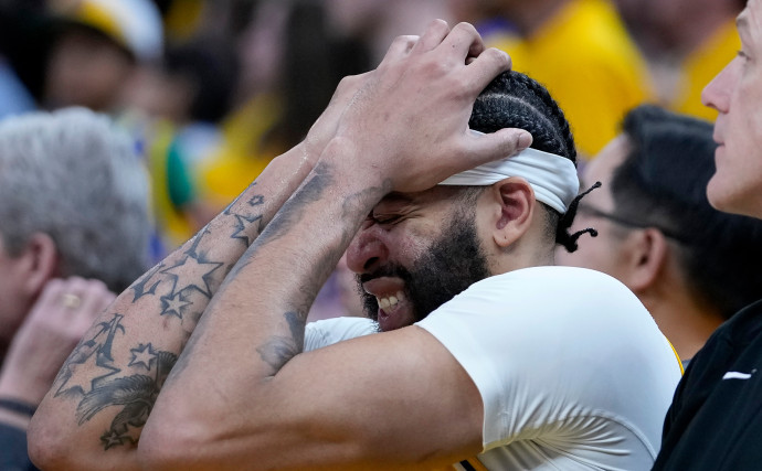 Anthony Davis injury: exits Game 5 vs Warriors in a wheelchair